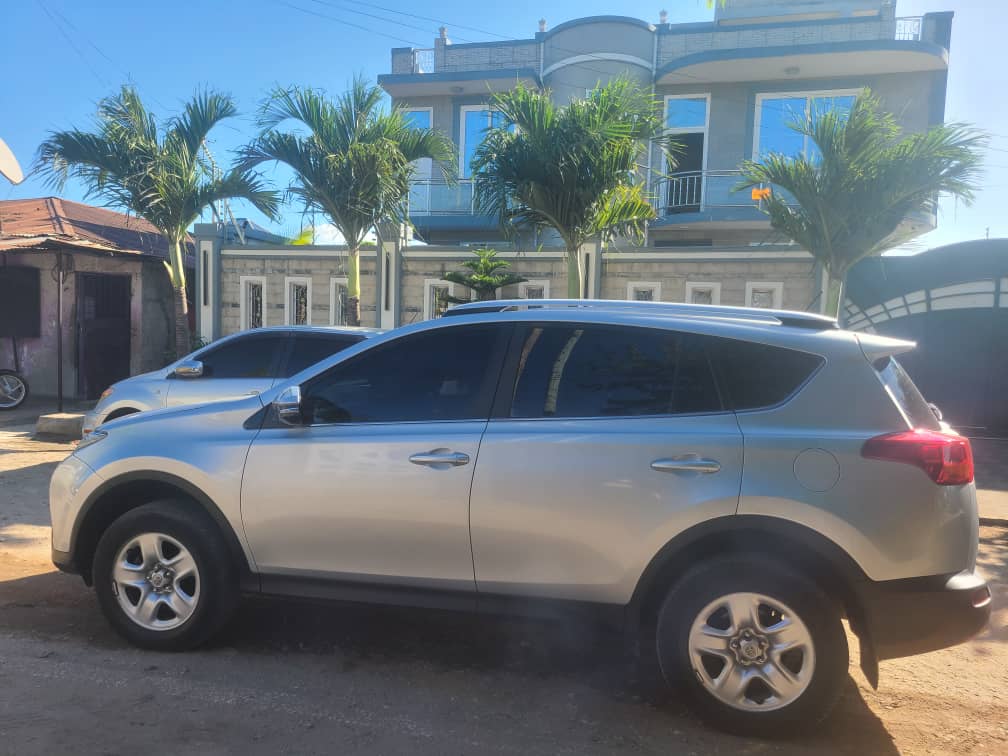 Gari ya Rav4 ina hali nzuri